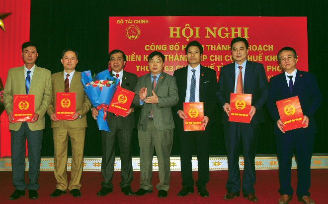 Lãnh đạo Cục Thuế m88 casino Yên Bái trao quyết định của Bộ trưởng Bộ Tài chính hợp nhất Chi cục Thuế huyện Trạm Tấu và Chi cục Thuế khu vực Nghĩa Văn thành Chi cục Thuế khu vực Nghĩa Văn - Trạm Tấu.