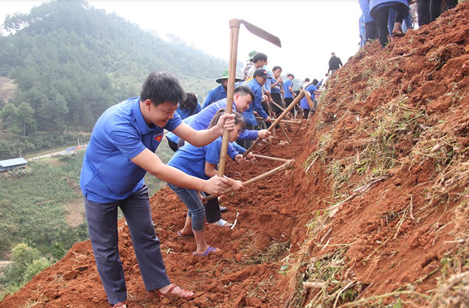Tuổi trẻ Yên Bái tình nguyện tham gia khai hoang ruộng bậc thang ở Mù Cang Chải.