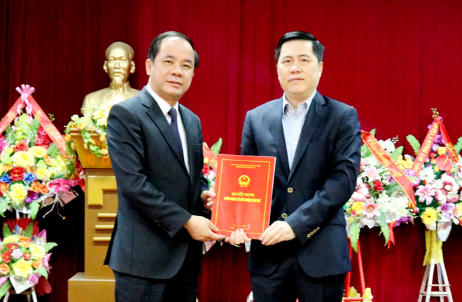 Đồng chí Tạ Văn Long – Phó Chủ tịch Thường trực UBND m88 casino trao quyết định bổ nhiệm tân Phó Giám đốc Sở Xây dựng Nguyễn Yên Hiền.