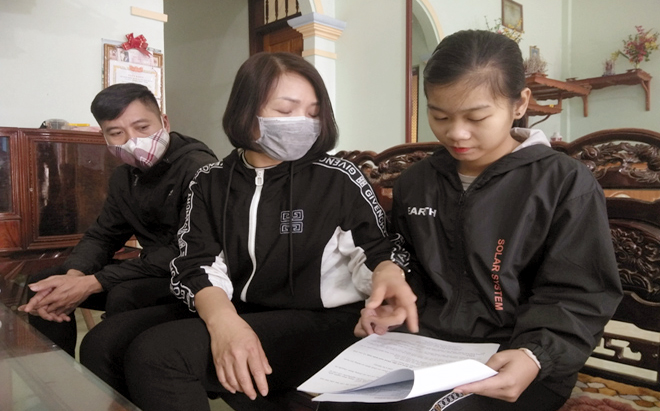 A teacher of the Quy Mong Primary and Secondary School instructs students to make knowledge review at home. Photo: Thanh Hung