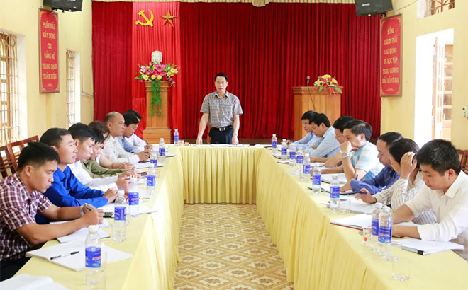Đồng chí Luyện Hữu Chung - Bí thư Huyện ủy Văn Yên kiểm tra công tác xây dựng Đảng ở xã Phong Dụ Thượng.