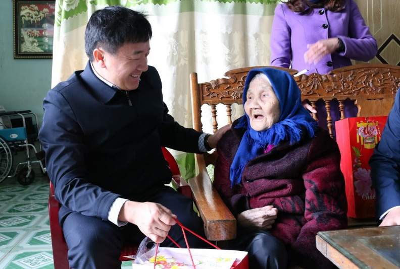 Đồng chí Chủ tịch Ủy ban MTTQ tỉnh Giàng A Tông đã đến thăm và tặng quà gia đình Mẹ Việt Nam anh hùng Hoàng Thị Côi 104 tuổi, thôn Minh Đồng, xã Đồng Khê.