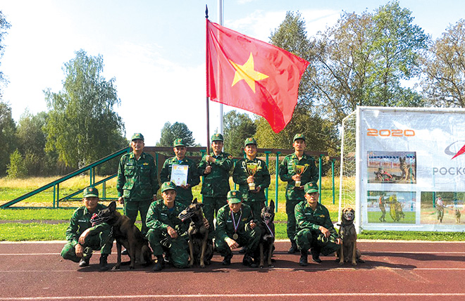Trung tá Vũ Khắc Biên cùng đồng đội chụp ảnh lưu niệm mừng chiến thắng tại Nga.