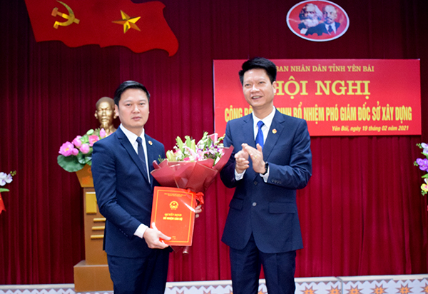 Đồng chí Nguyễn Thế Phước - Ủy viên ban Thường vụ Tỉnh ủy, Phó Chủ tịch Thường trực UBND tỉnh trao Quyết định bổ nhiệm và tặng hoa chúc mừng đồng chí Trần Việt Quý.
