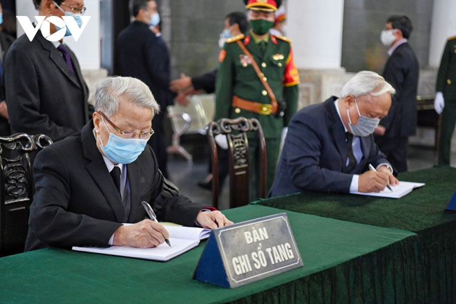 Nguyên Chủ tịch nước Trần Đức Lương (bìa trái) và Phó Chủ tịch Quốc hội Uông Chu Lưu ghi sổ tang.