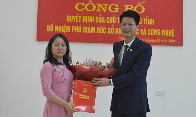 Đồng chí Phó Chủ tịch Thường trực UBND tỉnh trao Quyết định và tặng hoa đồng chí Phạm Thị Mai Hương.