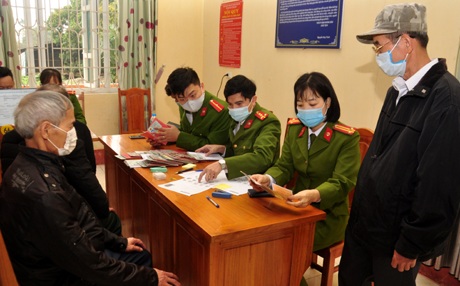 Đội Quản lý hành chính và Trật tự xã hội, Công an huyện Trấn Yên tổ chức cấp thẻ căn cước công dân cho 75 người là đối tượng chính sách.