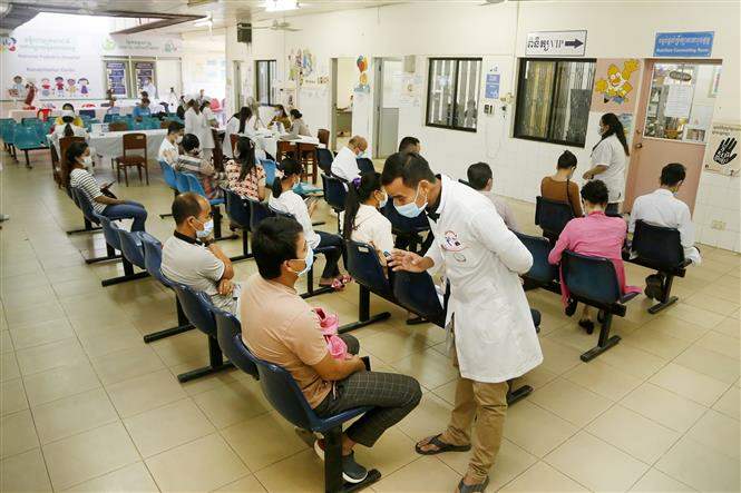 Người dân chờ 30 phút sau khi được tiêm vaccine phòng COVID-19 tại Phnom Penh, Campuchia, ngày 18/2/2021.