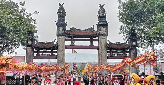 Hàng nghìn khách thập phương đã đến dự các nghi thức truyền thống trong ngày đầu khai hội đền Trần Thái Bình sáng 3/2.