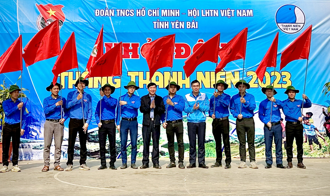 Lãnh đạo Tỉnh đoàn Yên Bái và Sở Nội vụ trao cờ lệnh và mũ cho các đội thanh niên tình nguyện.