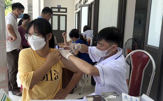 Người dân đến Trạm Y tế thị trấn Trạm Tấu, huyện Trạm Tấu tiêm vắc-xin phòng COVID-19.