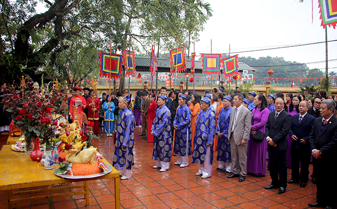 Nghi lễ dâng hương tại lễ hội Đền Mẫu Nam Cường, thành phố Yên Bái.