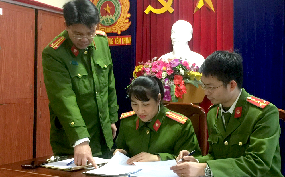 Lãnh đạo Công an phường Yên Thịnh triển khai phương án đảm bảo an ninh trật tự dịp Tết trên địa bàn phường.