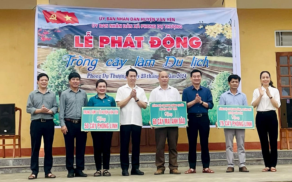 Đảng bộ cơ quan Đảng - Đoàn thể, Đảng bộ cơ quan chính quyền và Đảng bộ Trung tâm Y tế huyện Văn Yên đã ủng hộ 186 cây xanh cho xã Phong Dụ Thượng.