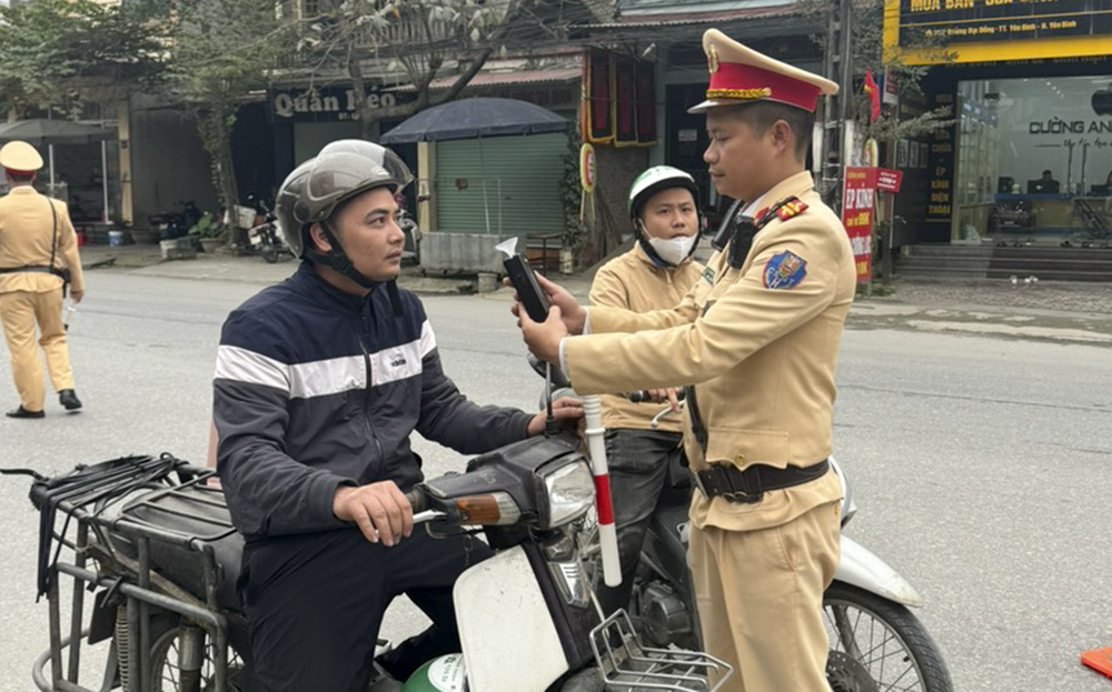 Đội CSGT đường bộ số 1, Phòng CSGT, Công an tỉnh Yên Bái kiểm tra nồng độ cồn người điều khiển phương tiện tại Km 30 + 900, quốc lộ 70, thị trấn Yên Bình, huyện Yên Bình.