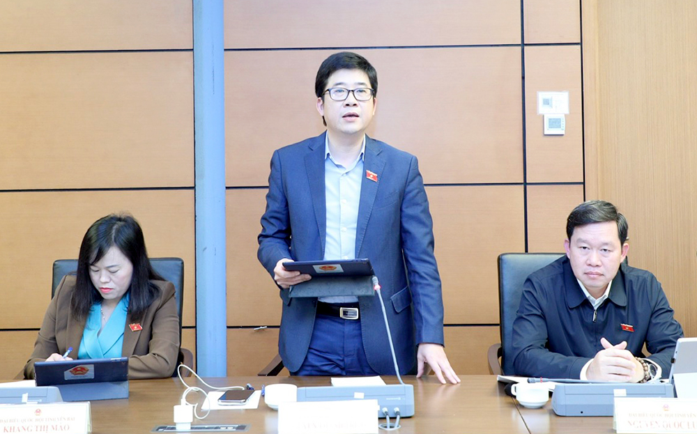 Đại biểu Nguyễn Thành Trung - Đoàn đại biểu Quốc hội tỉnh Yên Bái tham gia thảo luận tại tổ trong Kỳ họp bất thường lần thứ 9, Quốc hội khóa XV