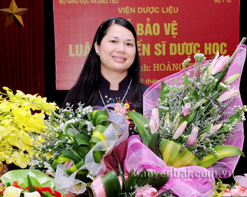 Cô gái Tày Hoàng Thị Lề trong lễ bảo vệ luận án tiến sĩ dược học.