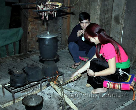 Bếp lửa ở vùng đồng bào dân tộc vừa để nấu nướng vừa để sấy, bảo quản thức ăn. 
