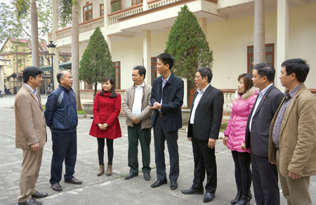 Đồng chí Nguyễn Thế Phước - Bí thư Huyện ủy Trấn Yên (đứng giữa) trao đổi với lãnh đạo các ban Đảng về công tác triển khai thực hiện Nghị quyết Trung ương 4 gắn với Chỉ thị số 05 của Bộ Chính trị.