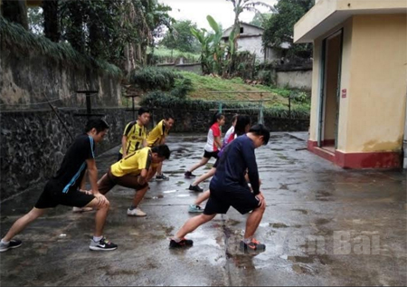 Các vận động viên Trường Cao đẳng Y tế Yên Bái hăng say tập luyện.