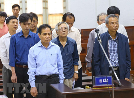 Bị cáo Hoàng Thế Trung (sinh năm 1960, nguyên Giám đốc Ban Quản lý Dự án Đầu tư xây dựng hệ thống cấp nước sông Đà-Hà Nội) và các bị cáo tại phiên xét xử.
