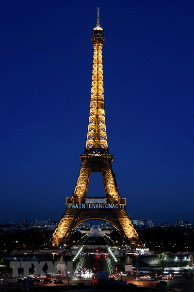 Tháp Eiffel ở Paris, Pháp được thắp sáng tối 7/3.