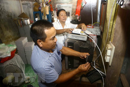 Lắp đặt đầu thu truyền hình số mặt đất cho hộ gia đình ở Hà Nội.