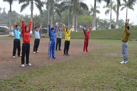 Đoàn vận động viên huyện Trấn Yên thực hiện các bài tập khởi động trước khi bước vào bài tập chính.