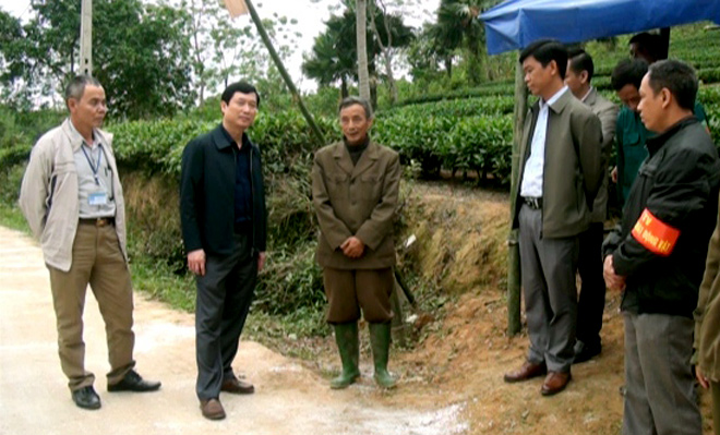 Đồng chí Nguyễn Minh Tuấn - Ủy viên Ban thường vụ Tỉnh ủy, Trưởng ban Tuyên giáo Tỉnh ủy kiểm tra chốt kiểm dịch tạm thời tại xã Yên Bình.