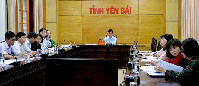 Vice Chairman of provincial People’s Committee Nguyen Chien Thang and leaders of departments and agencies attend a national online conference on NGO affairs in 2020.