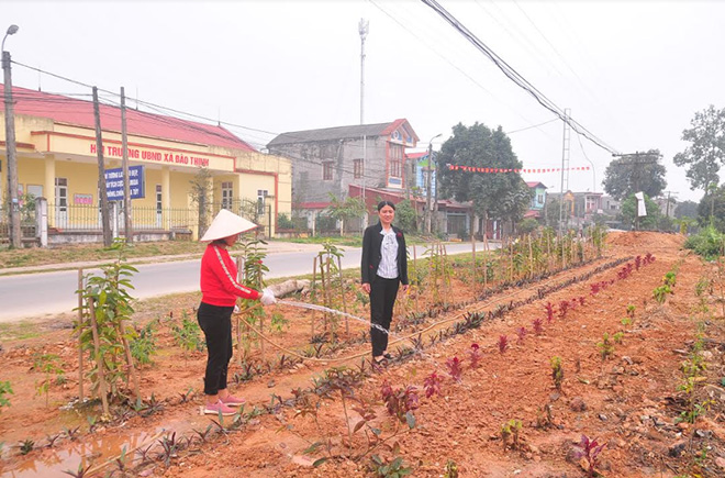 Người dân xã Đào Thịnh huyện Trấn Yên chăm sóc cảnh quan khu vực trung tâm xã.