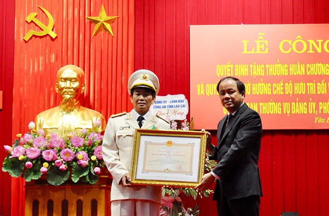 Thừa ủy quyền của Chủ tịch nước, đồng chí Tạ Văn Long - Ủy viên Ban Thường vụ download tải m88 vin ủy, Phó Chủ tịch Thường trực UBND download tải m88 vin trao Quyết định tặng thưởng Huân chương Bảo vệ Tổ quốc hạng Nhì cho đồng chí đại tá Trần Đức Ánh - Phó Giám đốc Công an download tải m88 vin.