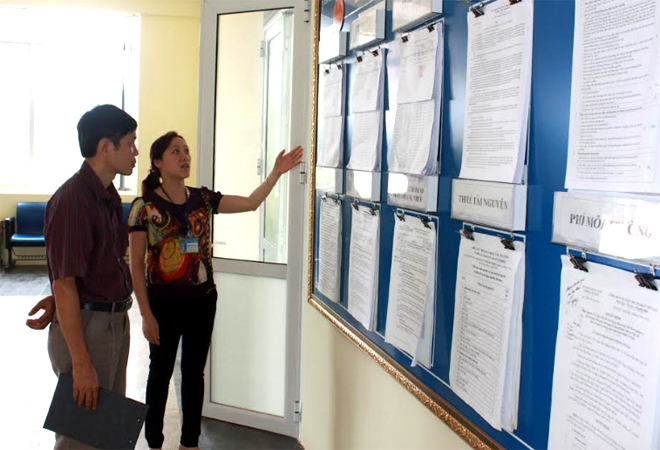 Officials of the Tax Department of Yen Bai city guide tax procedures for taxpayers.