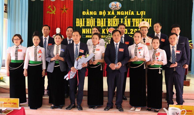 Thị ủy Nghĩa Lộ tặng hoa chúc mừng Ban Chấp hành Đảng bộ xã Nghĩa Lợi nhiệm kỳ 2020 - 2025