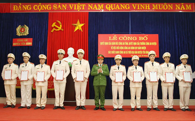 Thượng tá Trịnh Huỳnh Sơn - Trưởng Công an huyện Yên Bình trao quyết định điều động cán bộ công an chính quy đến đảm nhiệm các chức danh công an xã trên địa bàn.