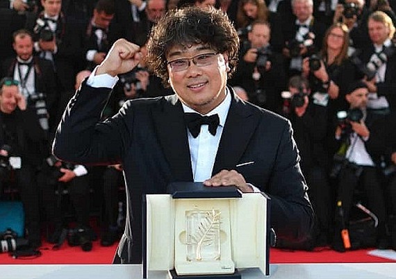 Đạo diễn Bong Joon Ho đã đem lại vinh quang cho Hàn Quốc với Cành cọ vàng tại LHP Cannes 2019.