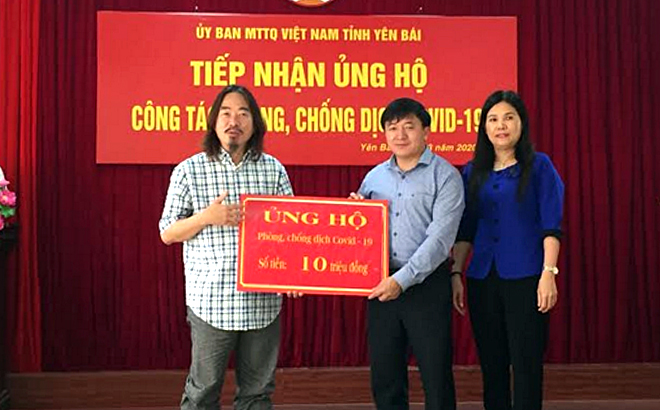 Đồng chí Giàng A Tông - Ủy viên Ban Thường vụ Tỉnh ủy, Chủ tịch Ủy ban Mặt trận Tổ quốc tỉnh tiếp nhận số tiền ủng hộ keo bong da m88 bà Thịnh – Việt kiều ở Bang Oklahoma (Mỹ).