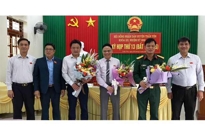 Đồng chí Trần Đông (thứ ba, phải sang) được bầu giữ chức Chủ tịch UBND huyện Trấn Yên
