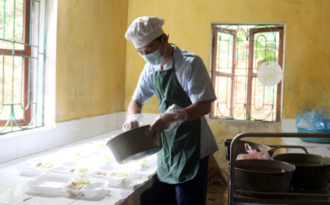 Officers of Regiment 121 prepare lunch for people in quarantine.