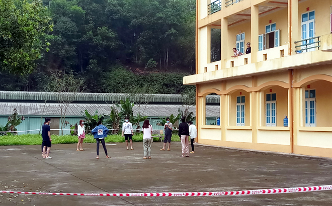 People quarantined at Regiment 121 of the Yen Bai Military Command do physical exercise to keep fit.