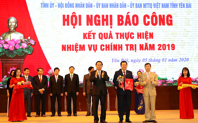 Đồng chí Vương Văn Bằng - Bí thư Đảng ủy, Giám đốc Sở Giáo dục và Đào tạo đại diện nhận phần thưởng tập thể hoàn thành xuất sắc nhiệm vụ theo Chương trình hành động 144 của Tỉnh ủy.