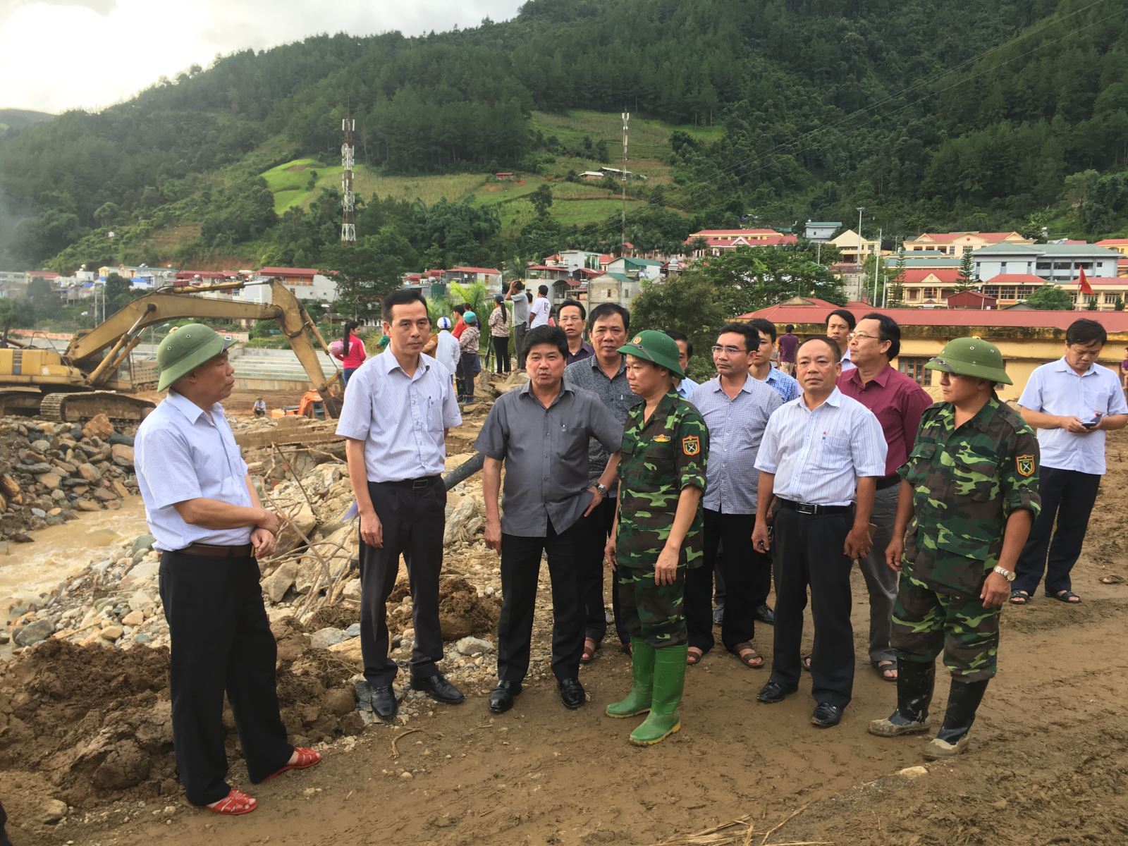 Đoàn công tác Bộ Nông nghiệp-Phát triển nông thôn đi khảo sát khu vực bị lũ quét tại Mù Cang Chải, Yên Bái năm 2017.