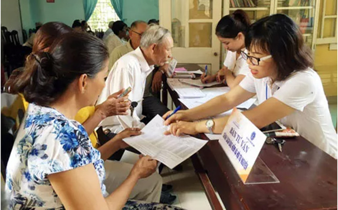 Nhân viên Bưu điện Thừa thiên - Huế chi trả lương hưu cho người về hưu
