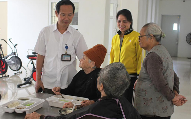 Giám đốc Trung tâm Công tác xã hội và Bảo trợ xã hội tỉnh Phạm Công Quyết thăm hỏi người cao tuổi đang được nuôi dưỡng tại Trung tâm.