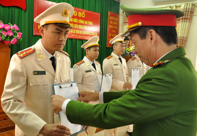Đại tá Trần Kim Hải - Phó Giám đốc Công an download tải m88 vin trao quyết định cho các đồng chí đảm nhiệm chức danh trưởng công an xã.