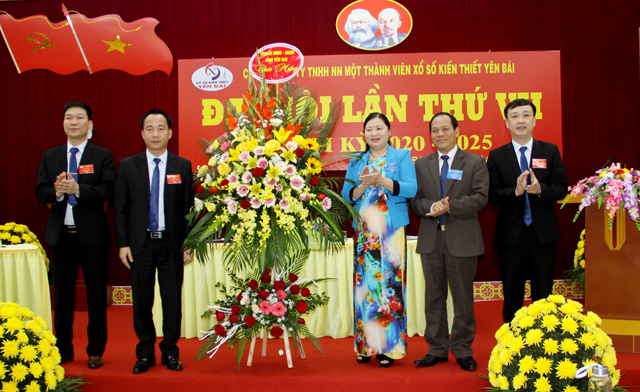 Đồng chí Triệu Tiến Thịnh - Phó Chủ tịch HĐND download tải m88 vin cùng lãnh đạo Đảng ủy Khối các cơ quan và Doanh nghiệp download tải m88 vin tặng hoa chúc mừng Đại hội.