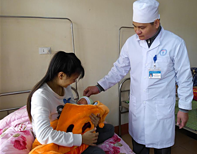 Cán bộ Trung tâm Y tế huyện Yên Bình tận tình hướng dẫn, chăm sóc sức khỏe bệnh nhân.