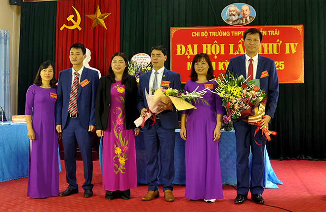 Đồng chí Hoàng Thị Vĩnh - Bí thư Thị ủy Nghĩa Lộ tặng hoa chúc mừng Ban Chi ủy Chị Bộ nhà trường khóa IV, nhiệm kỳ 2020 - 2025.