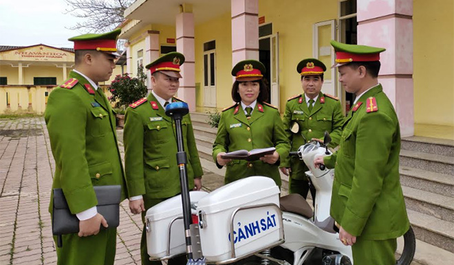 Đồng chí Lâm Thị Vân Khanh - Trưởng Công an xã Tuy Lộc triển khai nhiệm vụ tuần tra cho cán bộ, chiến sĩ.
