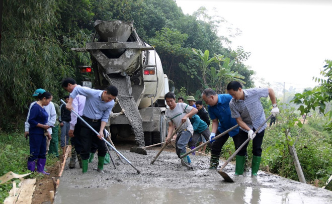 Đồng chí Luyện Hữu Chung - Bí thư Huyện ủy Văn Yên (ngoài cùng bên phải) cùng người dân tham gia làm đường giao thông nông thôn tại xã Đông Cuông.